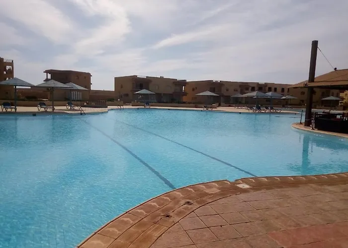 Cozy With Pool & Access Apartment