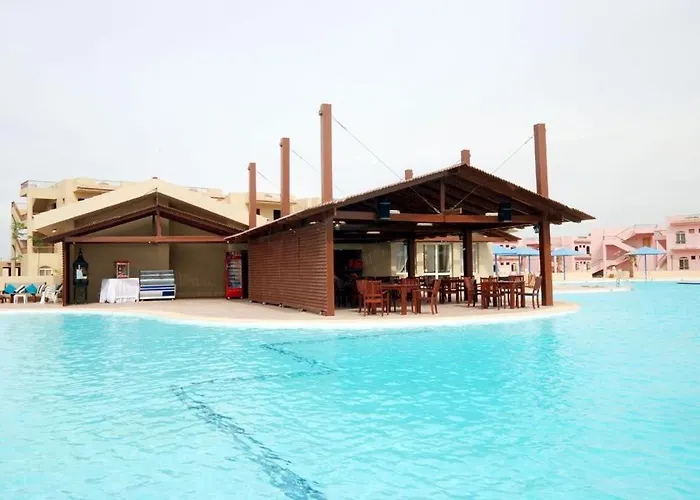 Cozy With Pool & Access Apartment